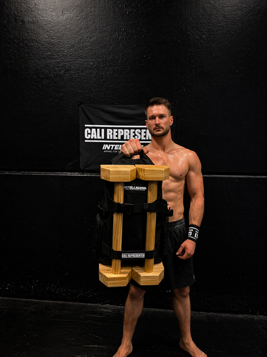 ParaGo Rucksack mit befestigten Parallettes für den Transport zum Calisthenics-Training