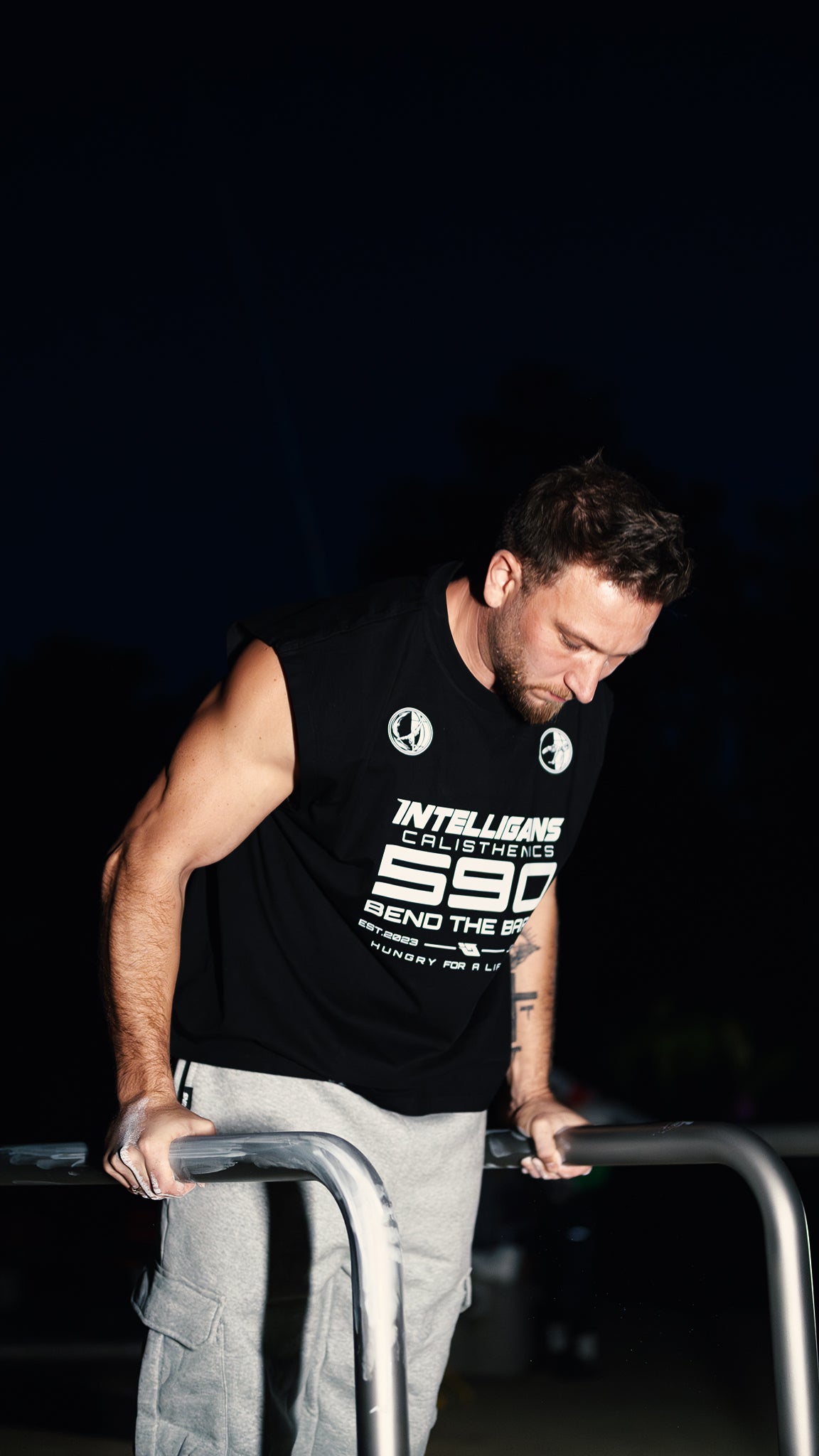 Athlet im STATIC CALI Tank Top beim Calisthenics-Training an der Stange