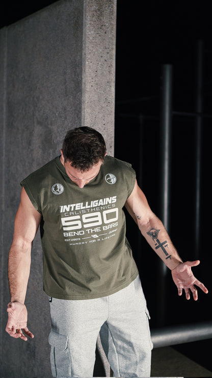 STATIC CALI Oversize Tank Top in Warm Khaki mit 590-Print am Model