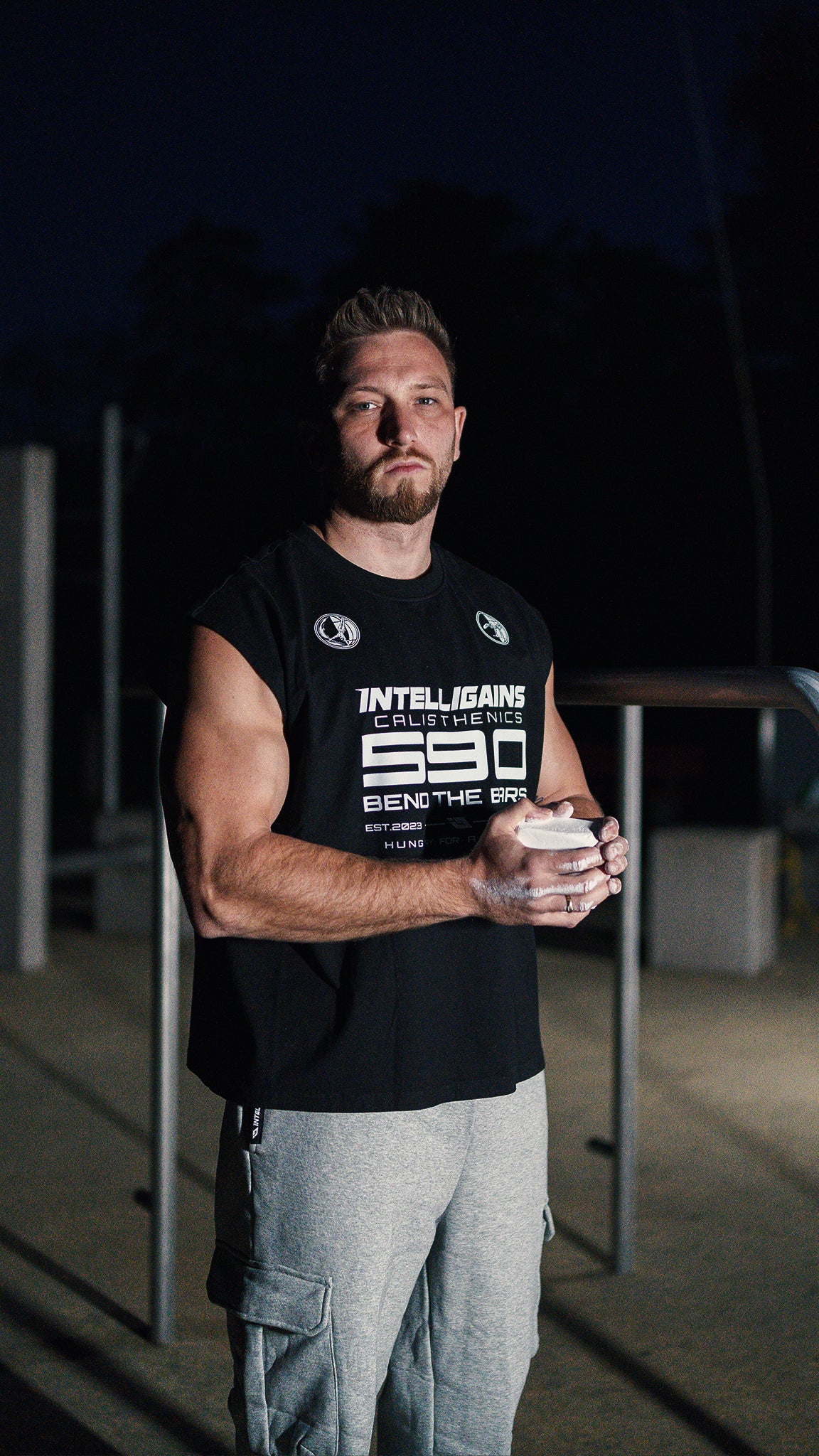 Athlet im STATIC CALI Tank Top in Schwarz mit Cargo Jogger