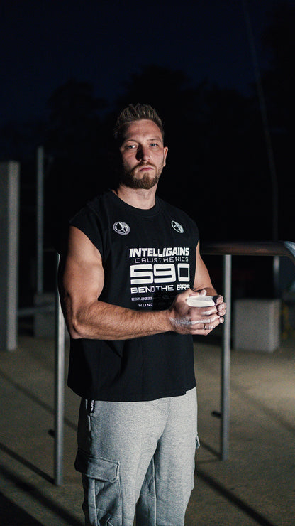 Athlet im STATIC CALI Tank Top in Schwarz mit Cargo Jogger