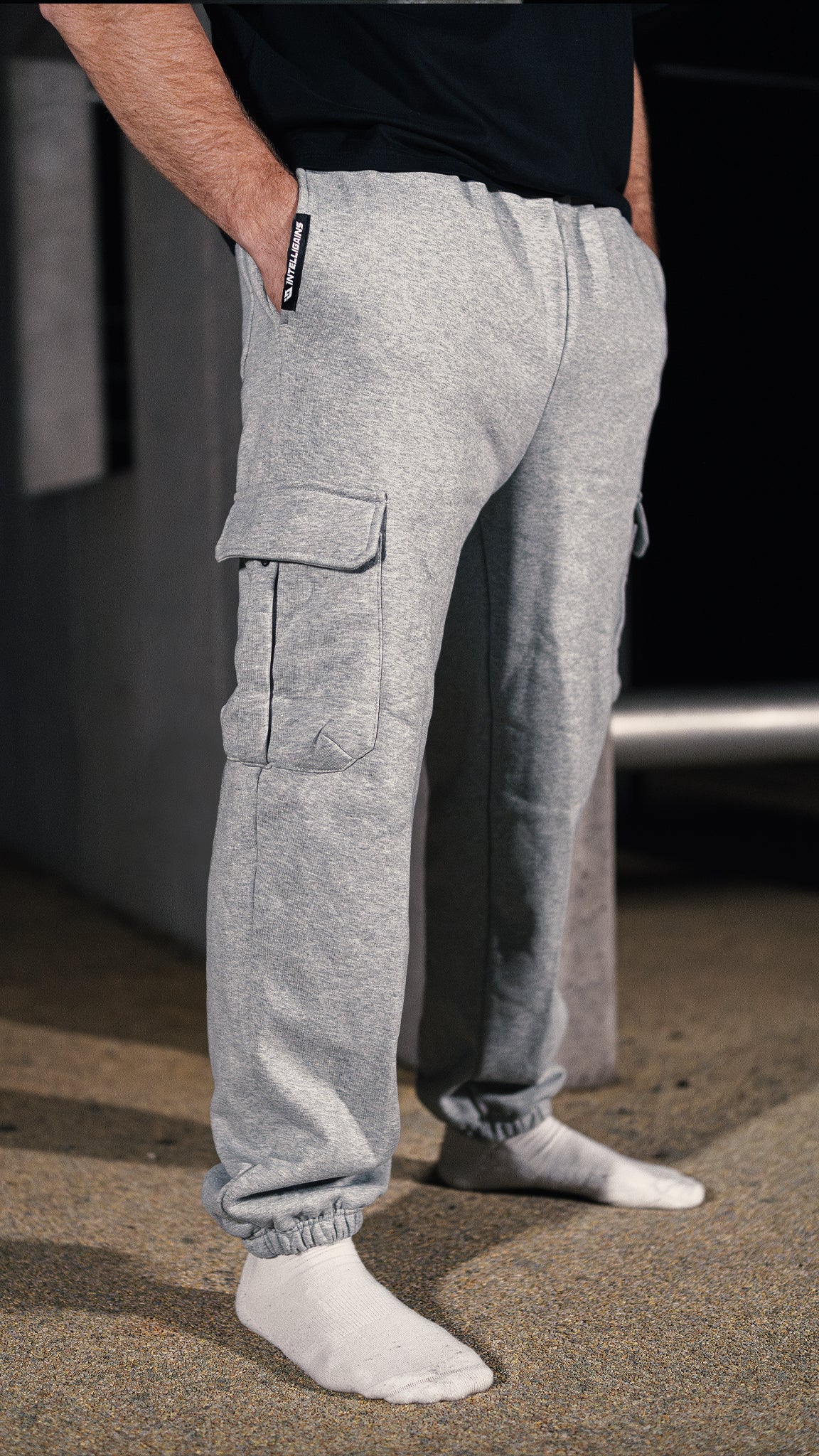 Outfit Set: NO EXCUSES fleece Cargo Jogger in grey on the model