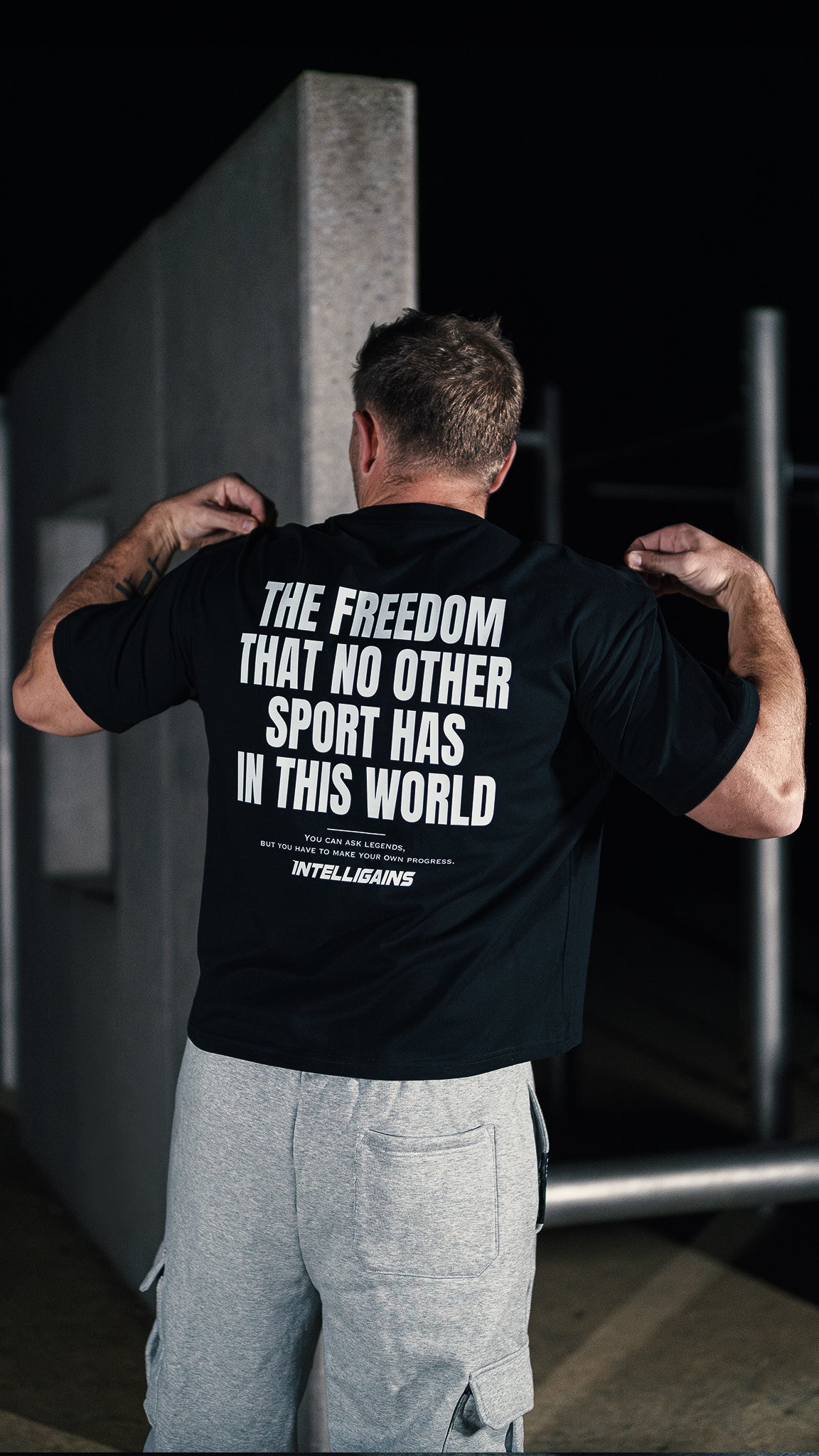 FREEDOM Cropped Oversize Shirt von INTELLIGAINS für Calisthenics Athletinnen und Athleten